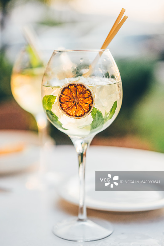 阳光明媚的夏日冰爽鸡尾酒图片素材