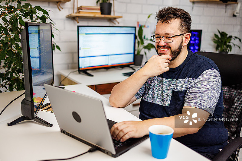 在办公室编程的IT程序员图片素材