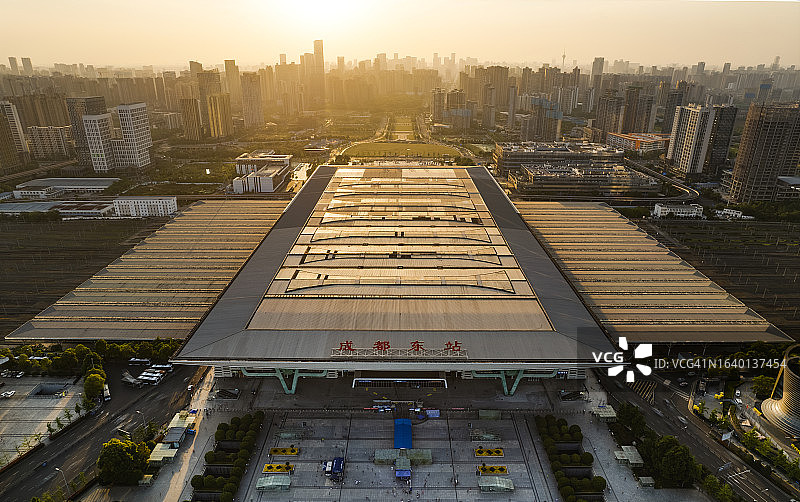 日落时分的成都东站航拍特写图片素材