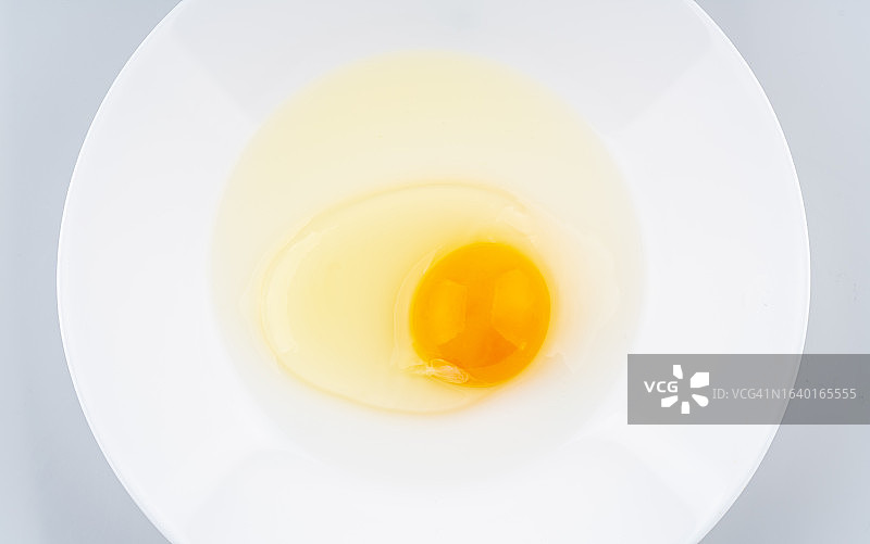 盘子里鸡蛋的高角度照片图片素材