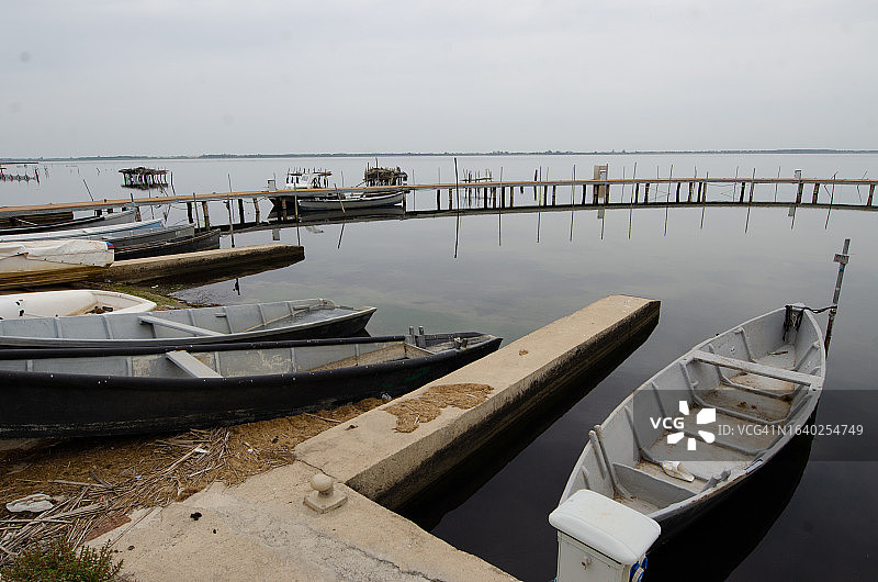 莱西纳，福贾省，普利亚：停泊在湖上的船只图片素材