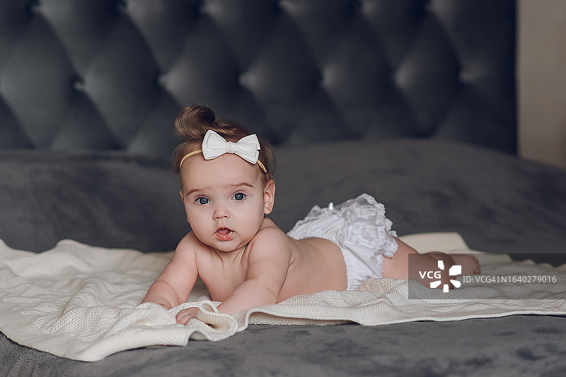 可爱小女孩 蝴蝶结 针织格纹毯图片素材