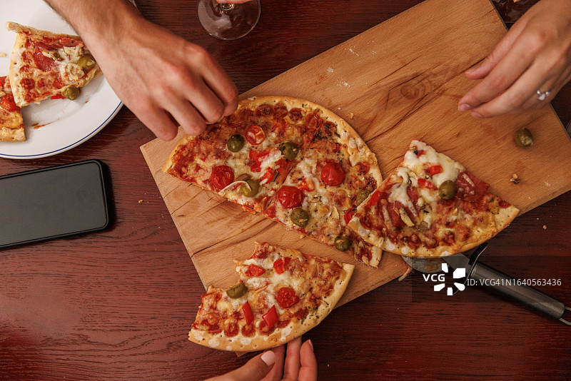 伸手拿美味的自制披萨图片素材