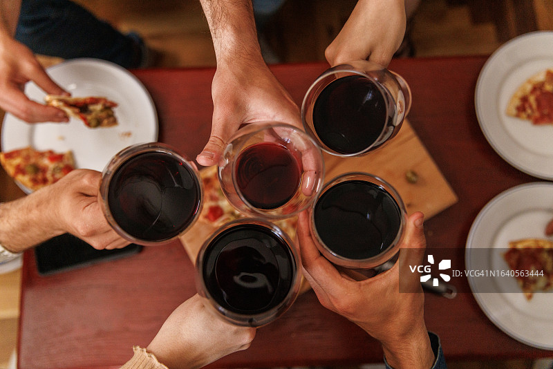 朋友们举着红酒杯欢呼图片素材