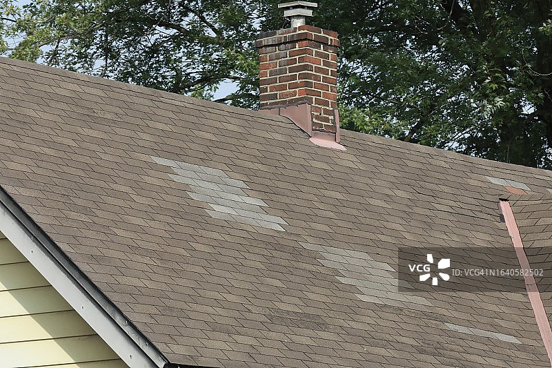 用新瓦片修理屋顶图片素材