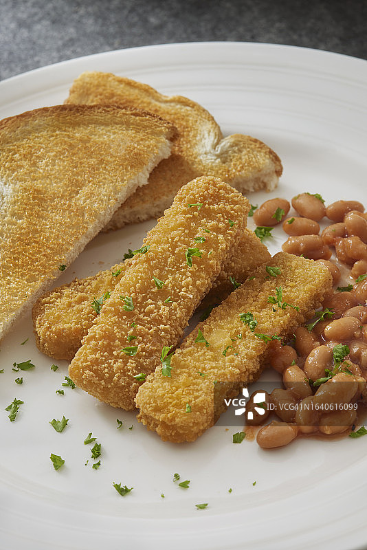 香脆炸鱼条、焗豆和烤面包图片素材
