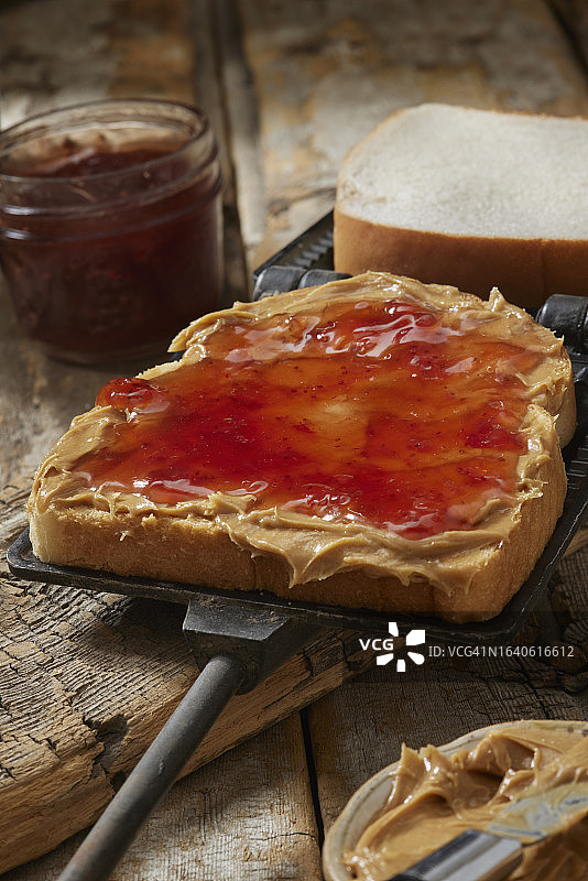 准备篝火花生酱和果酱三明治图片素材