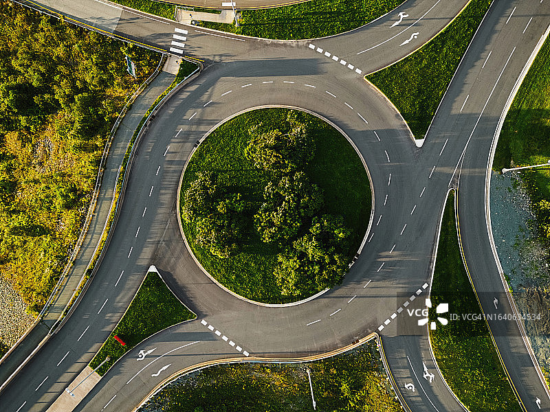 空旷的环形交叉路口图片素材