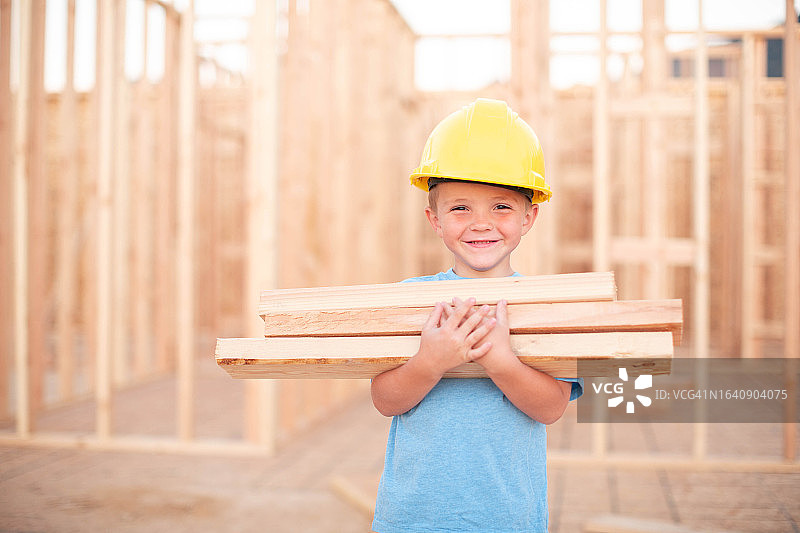 建筑小男孩图片素材