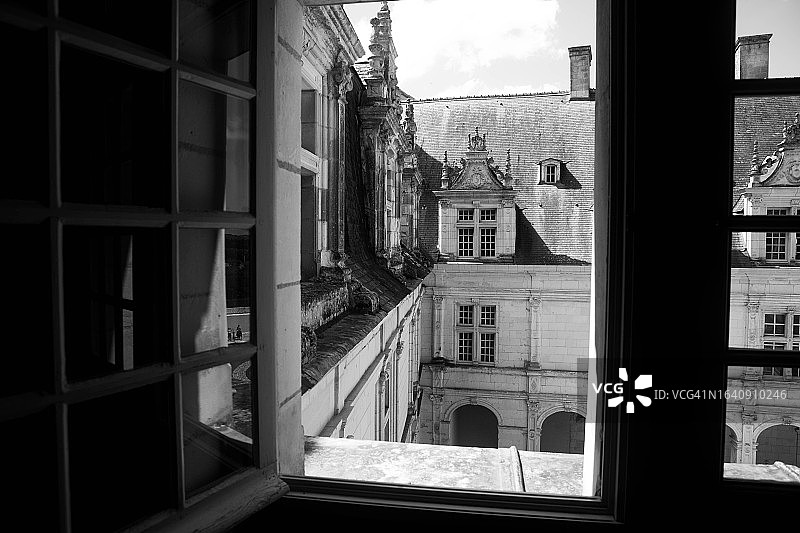 透过窗户图片素材