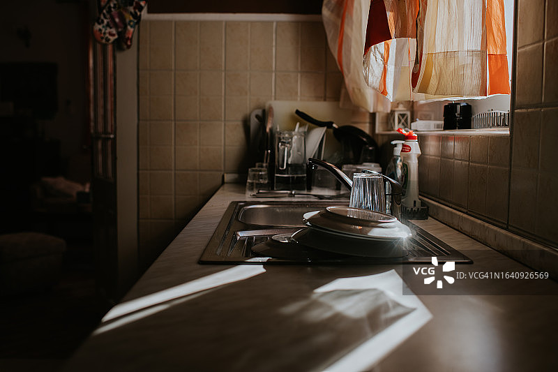 在水槽上晾干的餐具图片素材