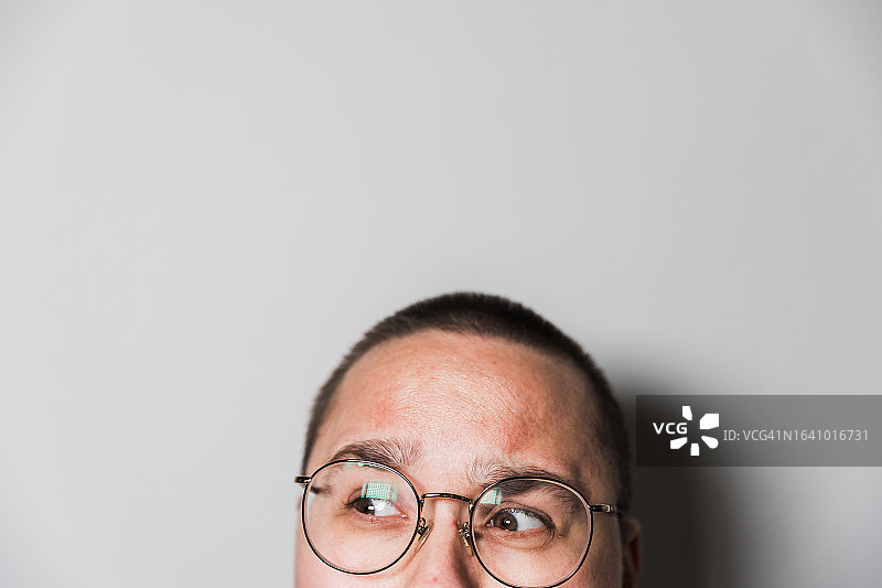 带有文案空间的困惑的书呆子图片素材