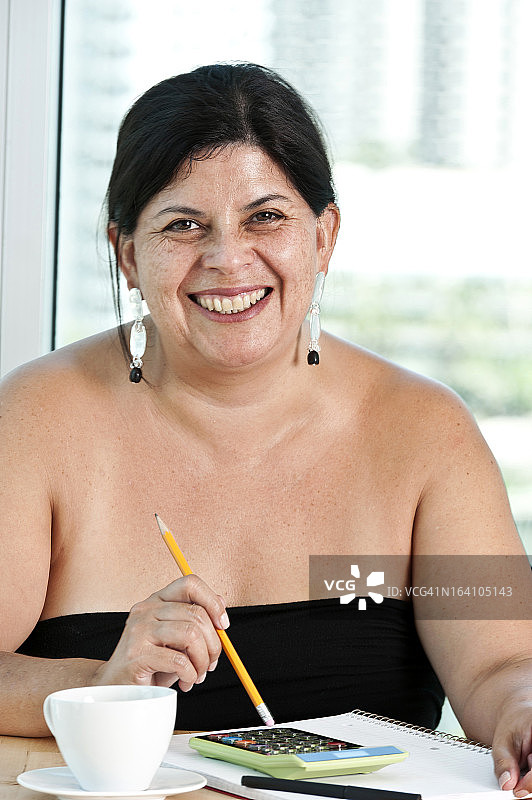 快乐的西班牙裔女人图片素材