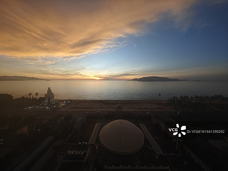 越南庆和省芽庄海滩的日出美景图片素材
