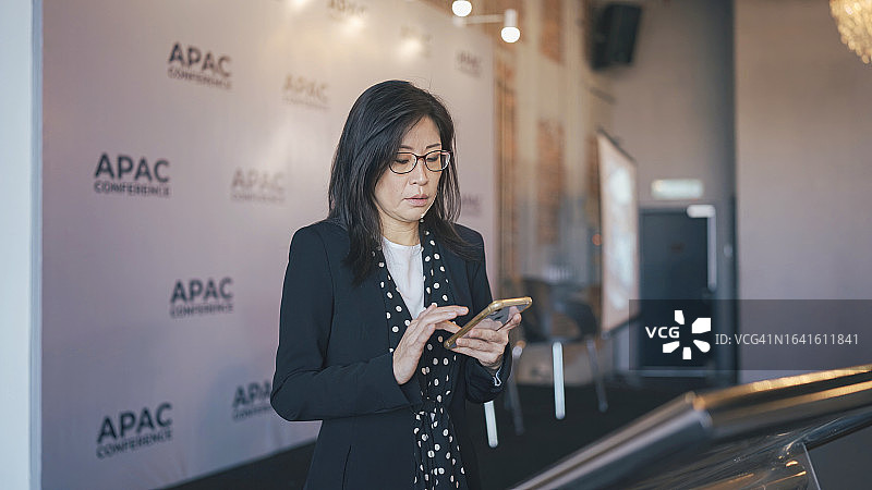 在研讨会上准备演讲的亚洲女商人图片素材