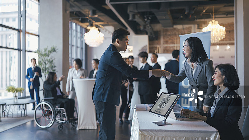 亚洲活动参与者在商务会议研讨会的接待处登记图片素材