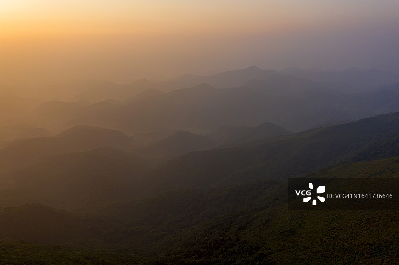 古迪萨山清晨的群山景色图片素材