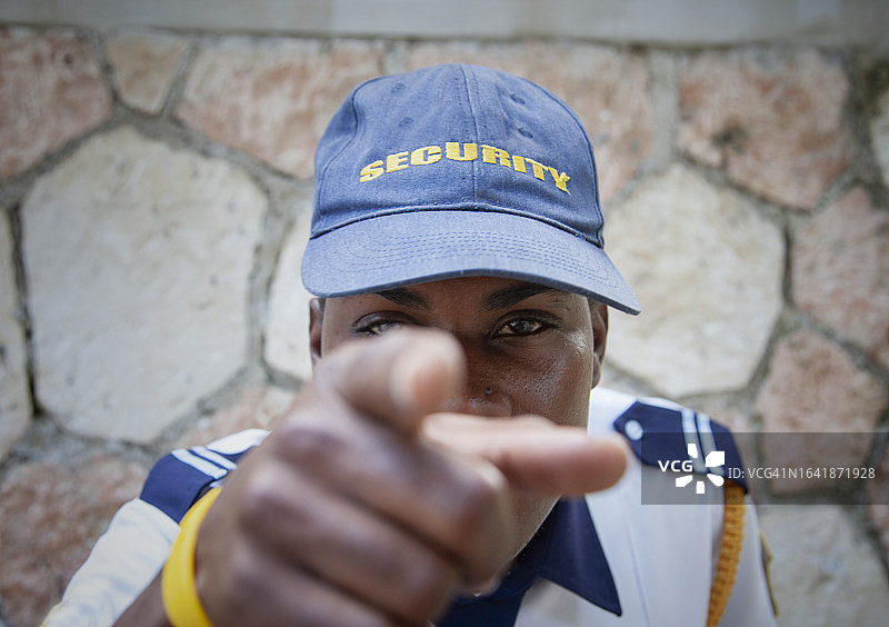 牙买加。保安指向相机图片素材