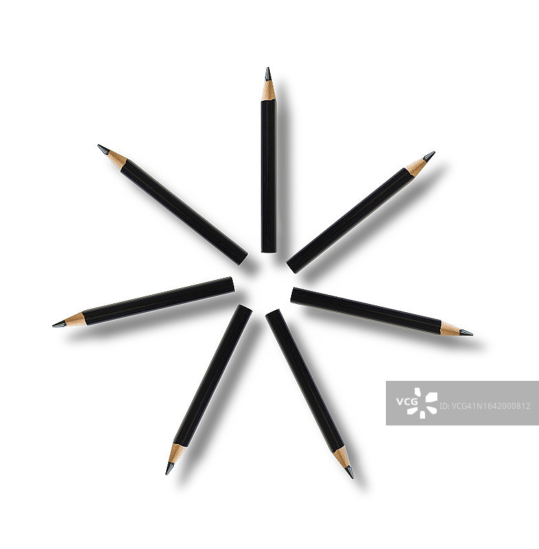 白色背景上形成一个圆圈的黑色木制铅笔图片素材