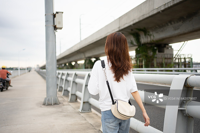 年轻女人走路图片素材