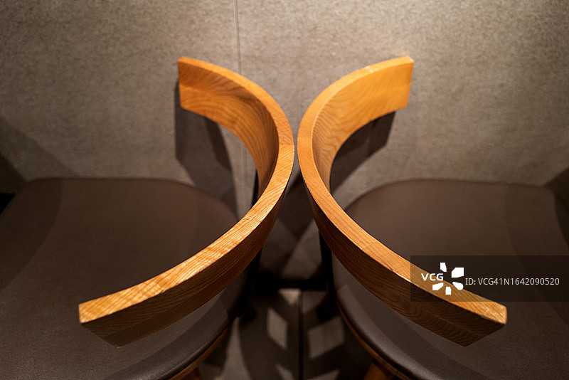 两把椅子的靠背背靠背图片素材