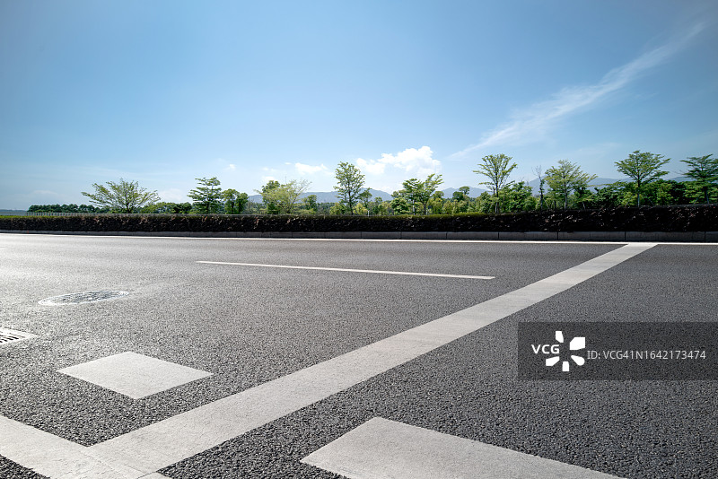 空旷的沥青路图片素材