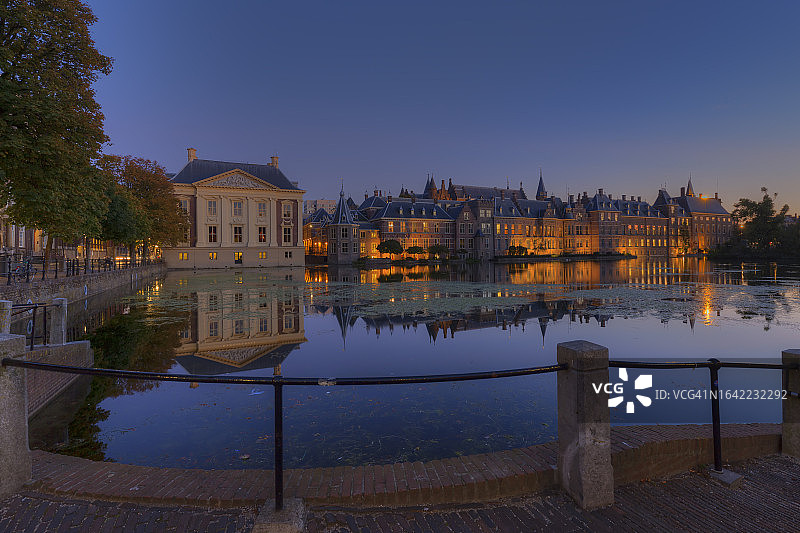 宾嫩霍夫宫、首相塔楼和莫瑞泰斯皇家美术馆在霍夫费弗湖中的倒影图片素材