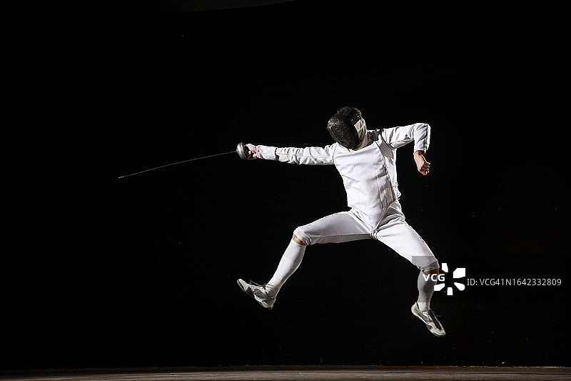 半空中的击剑选手图片素材