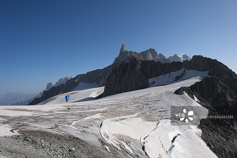勃朗峰冰川上的滑翔伞飞行图片素材