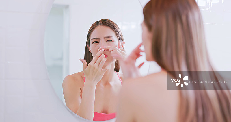 女人皮肤状况不好图片素材