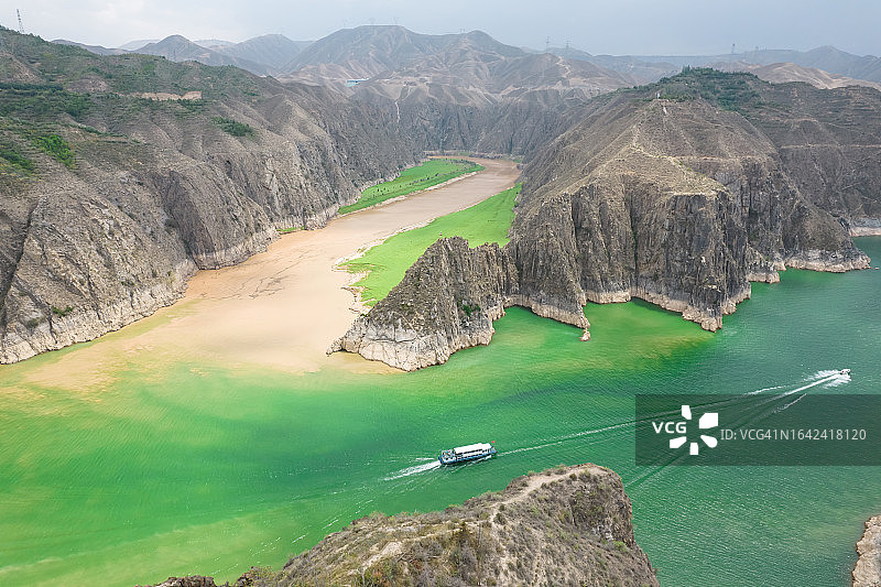 黄河由绿变黄的航拍图片素材