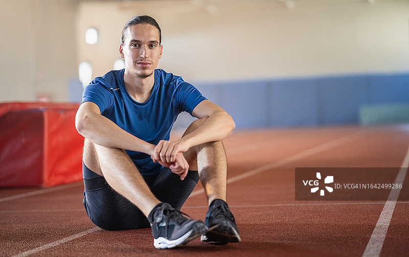 跳高训练后疲惫的男运动员图片素材