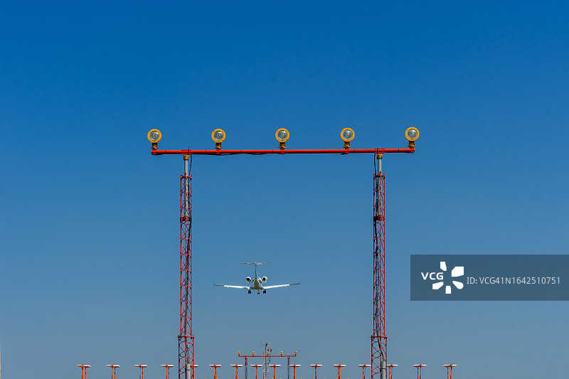 灯光下的卡尔加里飞机降落图片素材