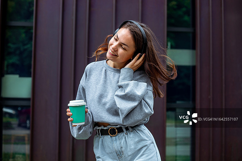 女大学生戴无线耳机听音乐照片图片素材