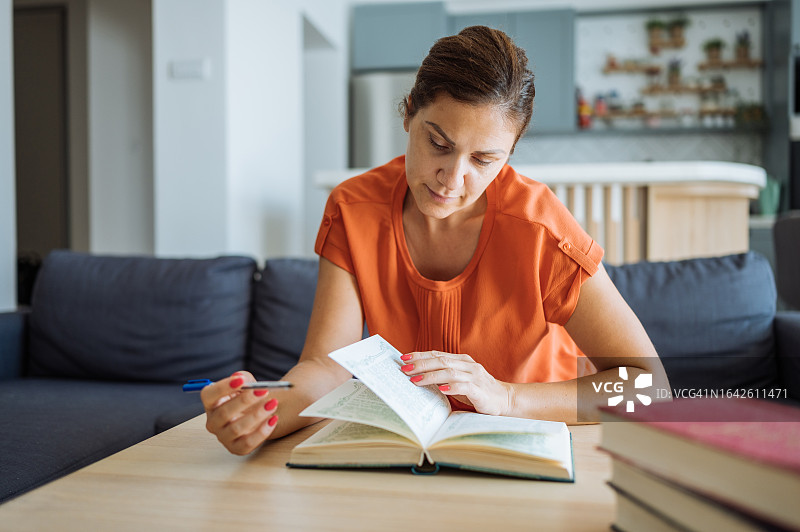 成年学生在家读书学习图片素材