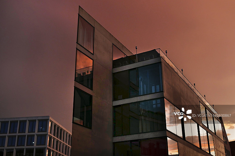 乌尔姆的现代建筑与引人注目的红色日落图片素材