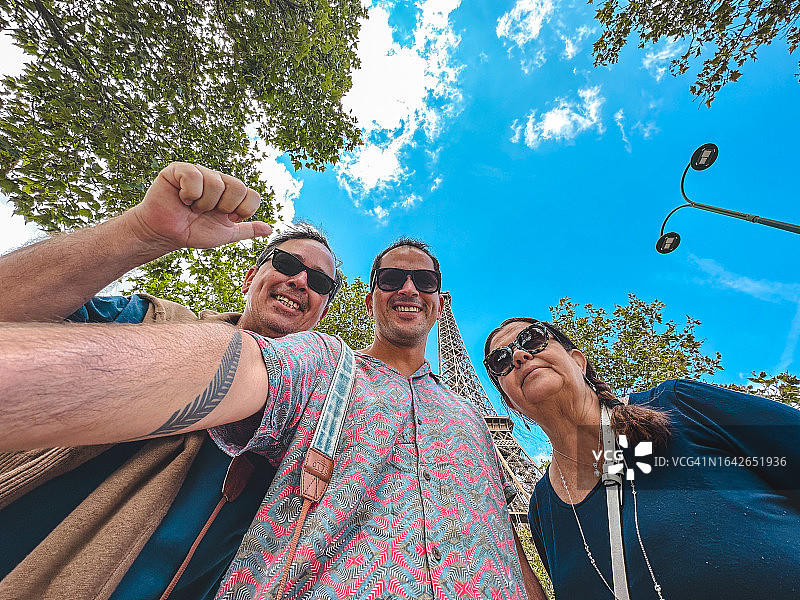 在埃菲尔铁塔前家庭自拍图片素材