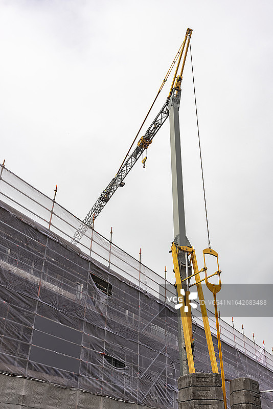 带有混凝土配重的工业起重机机械图片素材