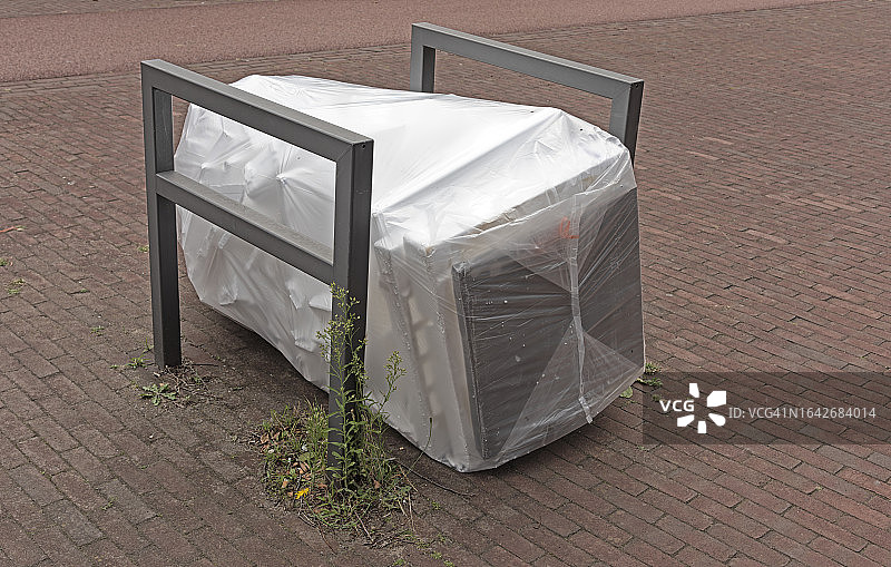 街上一个装在塑料袋里的废弃泡沫聚苯乙烯图片素材