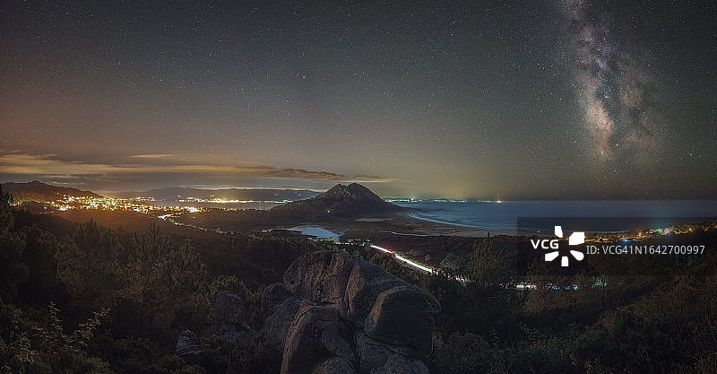 穆罗斯的洛罗山和泻湖全景，右侧是银河图片素材
