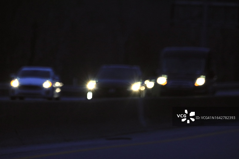 乡村公路上的车头灯光图片素材