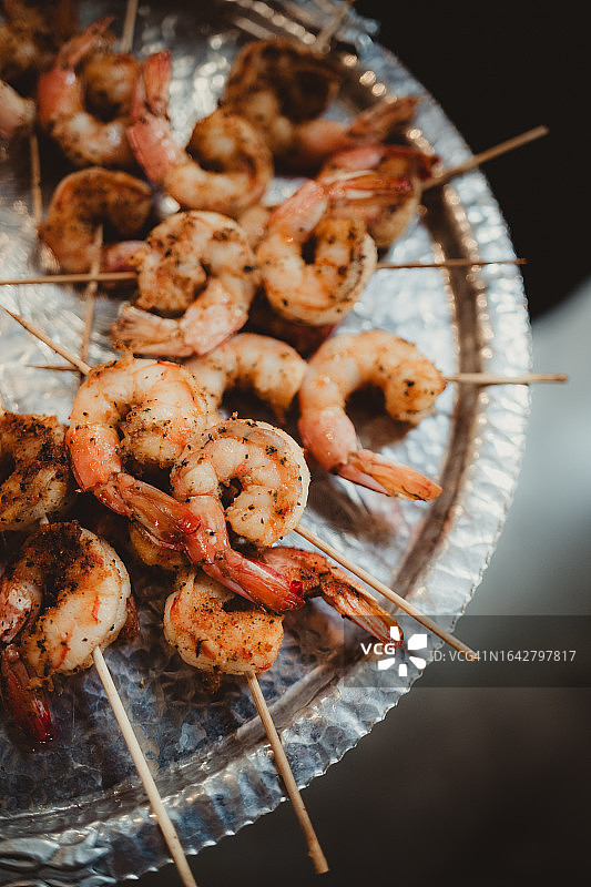 银色托盘上的鲜虾开胃菜图片素材