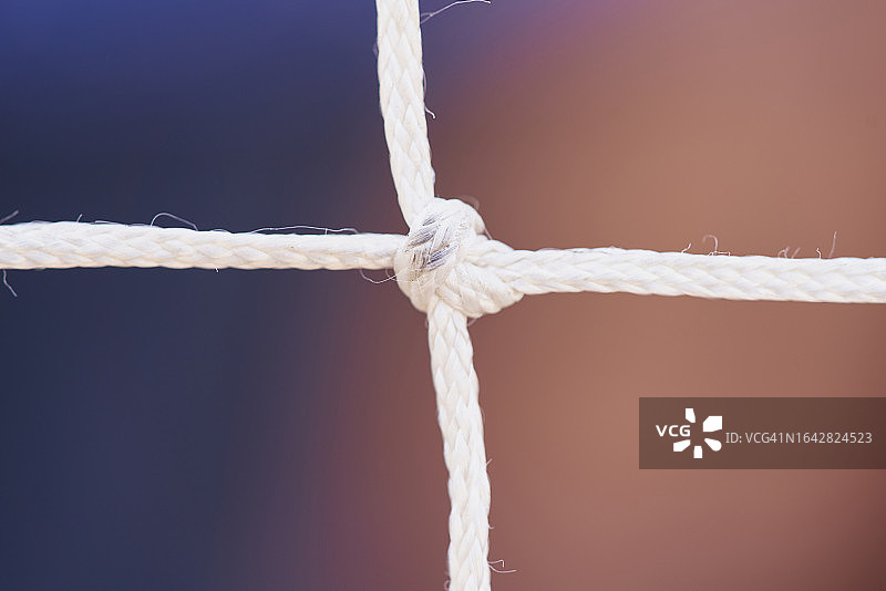 白色纺织绳制成的水手结，双环结构更安全图片素材