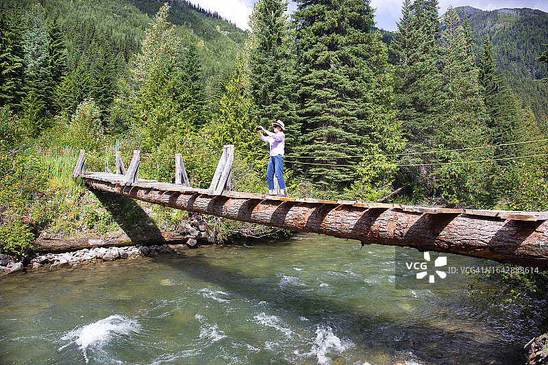 在荒野中拍照的女性游客图片素材