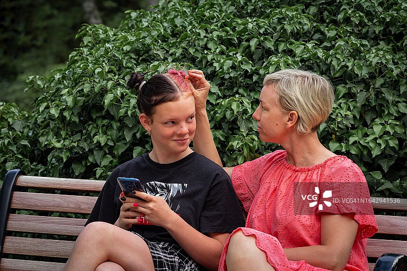 母亲在公园与叛逆的女儿讨论问题 - 父母与青春期子女的关系问题图片素材