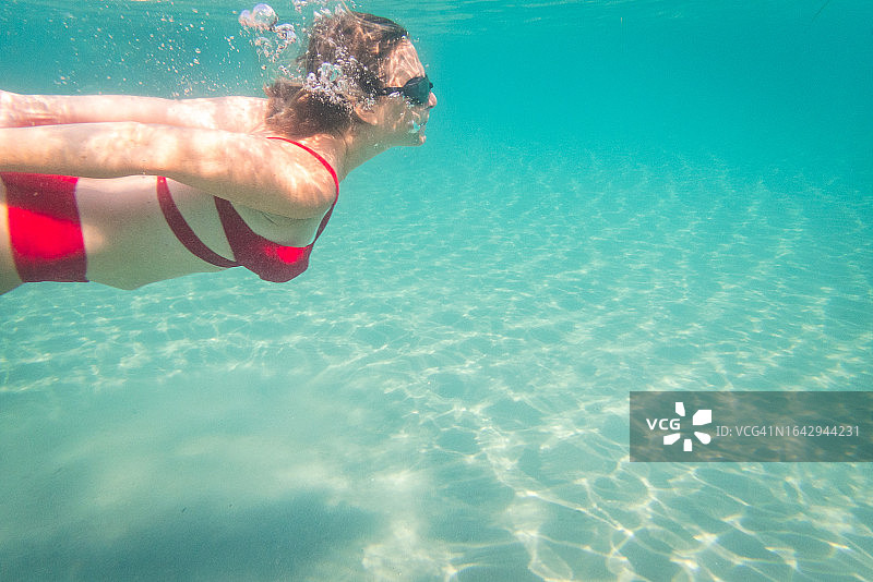 游泳女子水下摄影图片素材