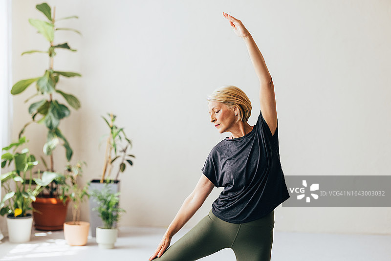 在家做日常锻炼的金发年长女性图片素材
