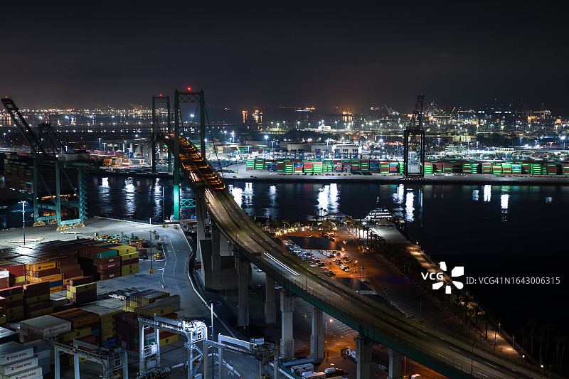 航拍洛杉矶港文森特·托马斯大桥夜景图片素材