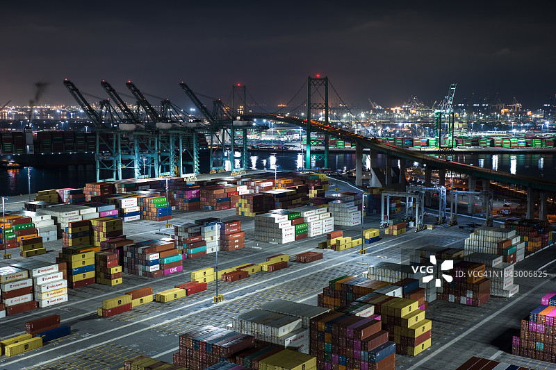 洛杉矶港口明亮的集装箱堆场夜景（无人机拍摄）图片素材