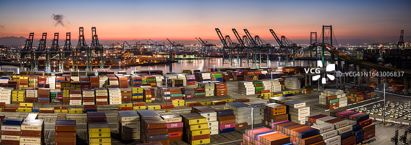 洛杉矶港和文森特·托马斯大桥黎明前的全景航拍图片素材